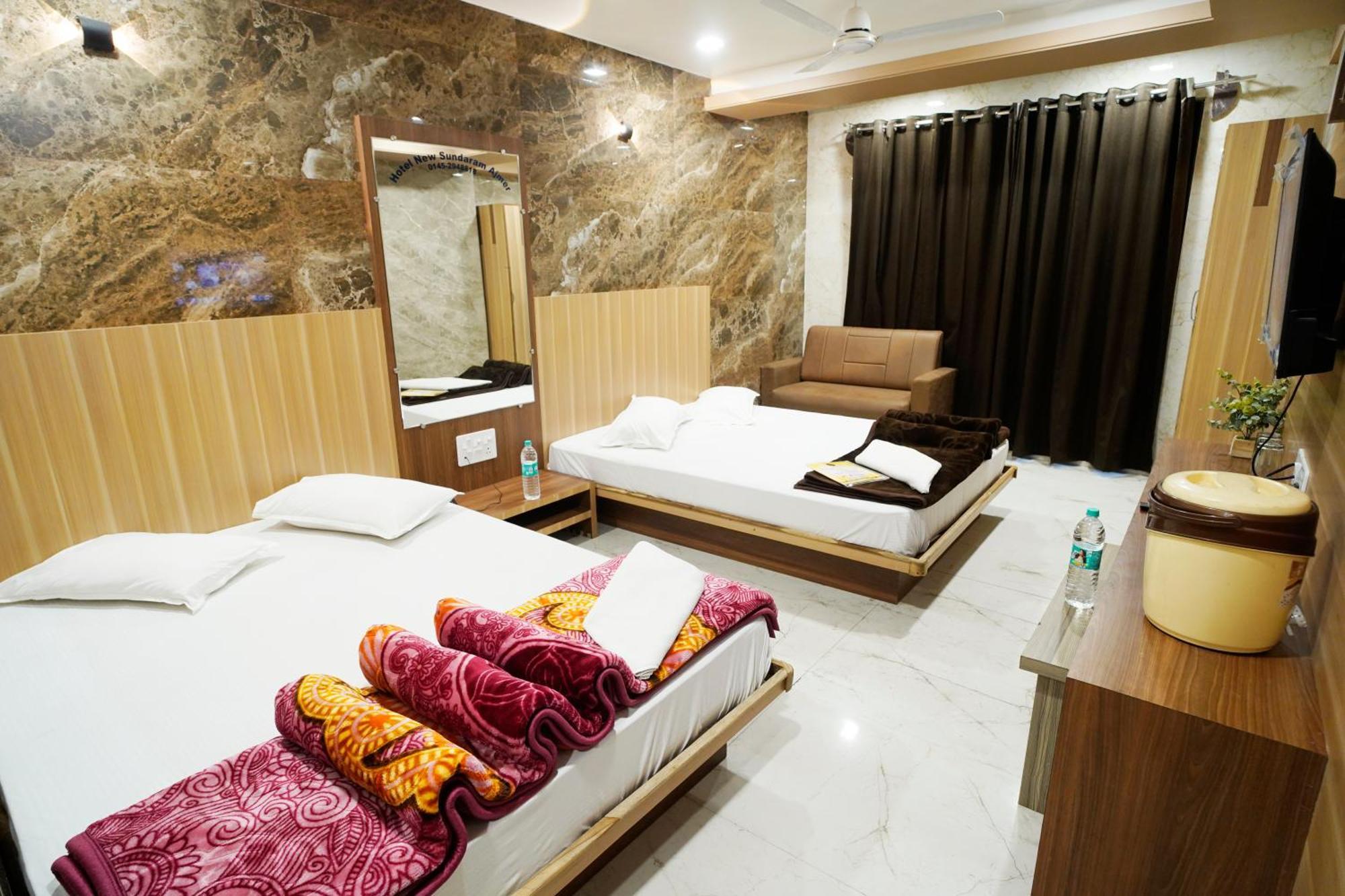 Hotel New Sundaram 150 Mtrs From Dargah アジュメール エクステリア 写真
