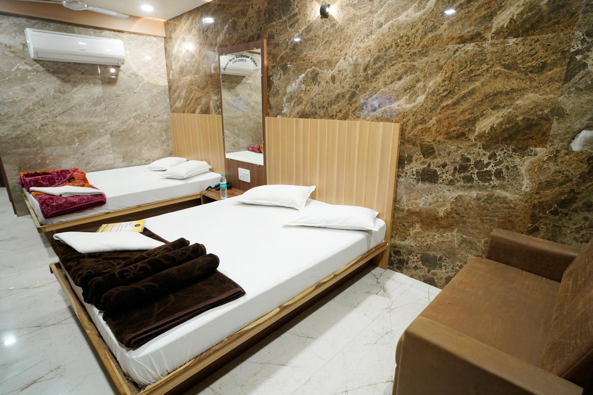 Hotel New Sundaram 150 Mtrs From Dargah アジュメール エクステリア 写真