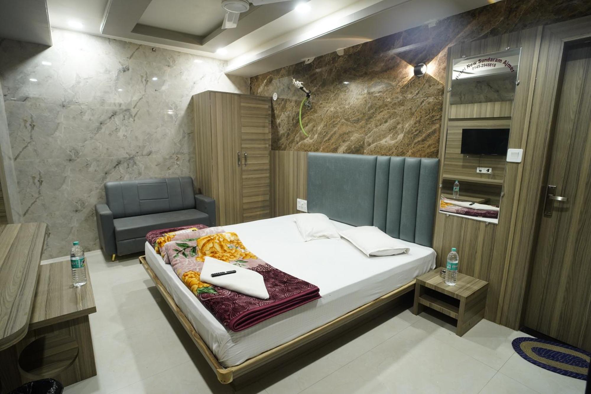 Hotel New Sundaram 150 Mtrs From Dargah アジュメール エクステリア 写真